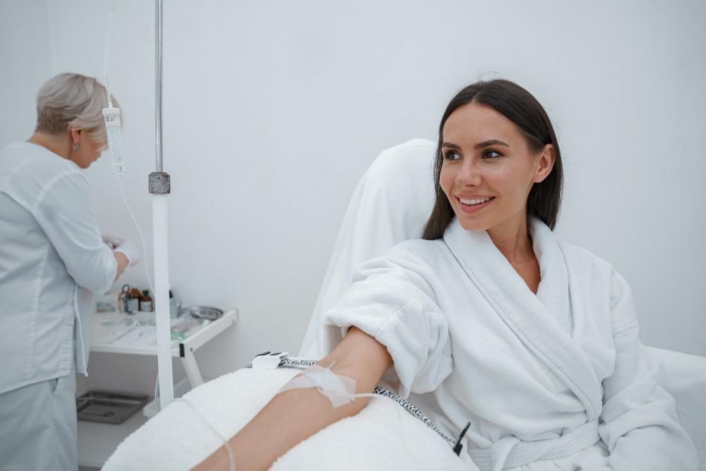 IV therapy nurse in London administering wellness drip